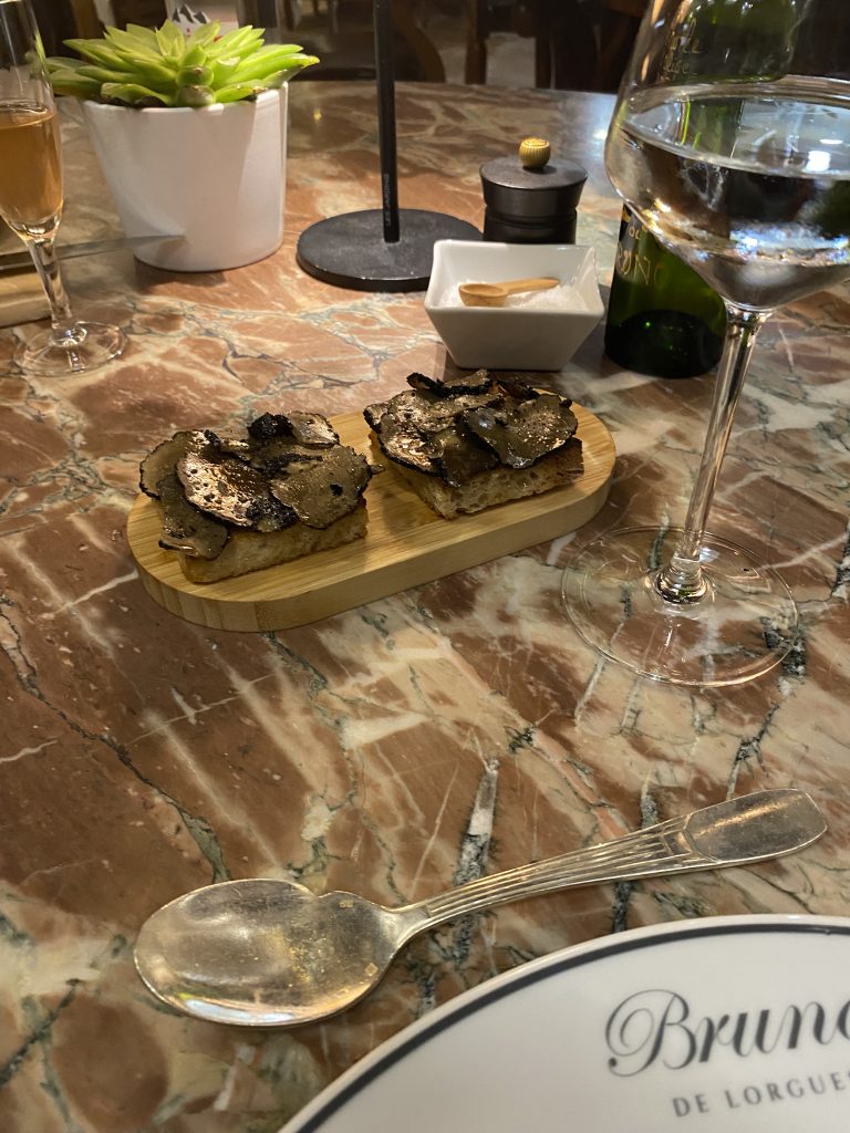 Toasts à la truffe servis lors d'un dîner gastronomique chez Bruno à Lorgues